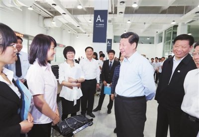 5月14日至15日,中共中央总书记、国家主席、中央军委主席习近平在天津考察工作。他在天津人力资源发展促进中心与应聘者亲切交谈。新华社发